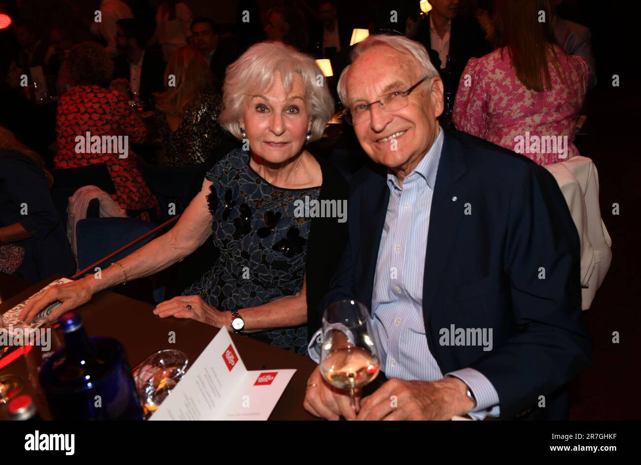 München, Deutschland. 15. Juni 2023. Der ehemalige bayerische Premierminister Edmund Stoiber und seine Frau Karin Stoiber feiern die Abschieds- und Geburtstagsparty von G. Dingler (Radio Gong) im GOP Varieté Theater. Kredit: Felix Hörhager/dpa/Alamy Live News Stockfoto