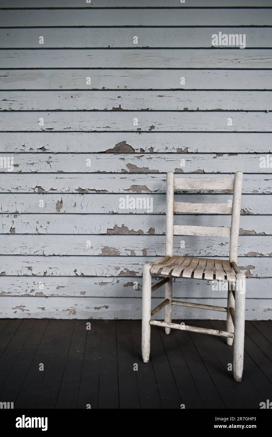 Leerer weißer Stuhl, alte Veranda Stockfoto