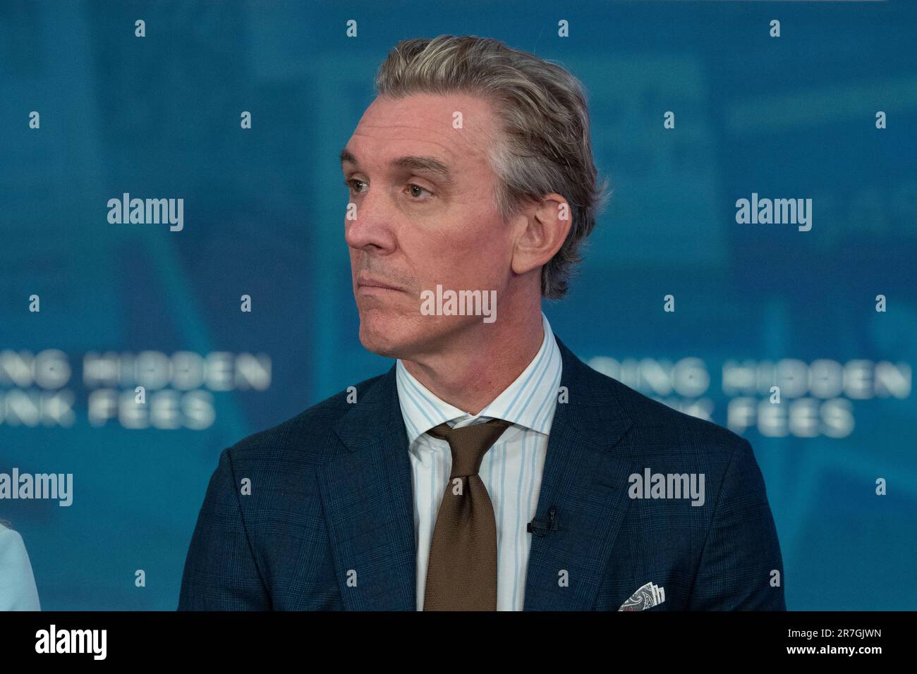 Dave Stephenson, CFO von Airbnb, hört zu, wie US-Präsident Joe Biden am 15. Juni 2023 im South Court Auditorium im Weißen Haus in Washington, DC, zu „Junk Honorars“ Stellung nimmt. Kredit: Chris Kleponis/CNP/MediaPunch Stockfoto