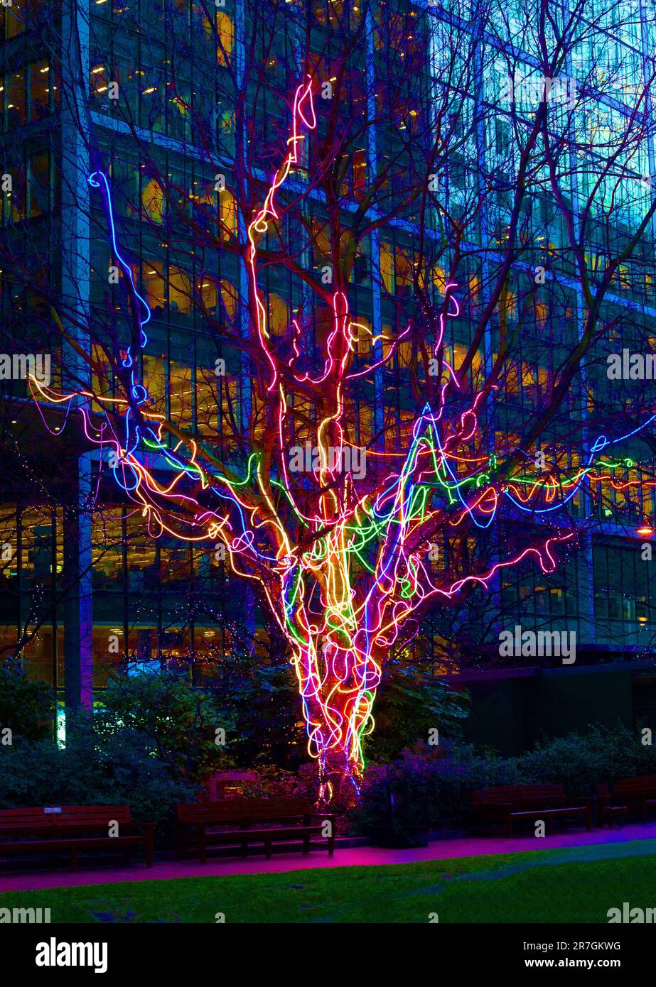 The Neon Tree Art work von Hawthorn, Teil des Winter Lights Festival in Canary Wharf, Januar 2020 Stockfoto