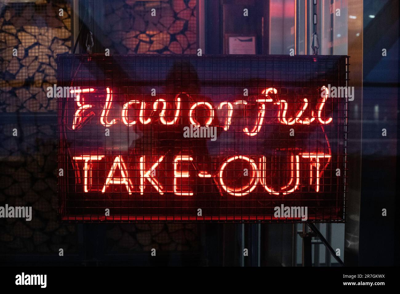 London, Großbritannien - Januar 17 2020: Flavorful take out-Schild in Neonlichtern. Stockfoto
