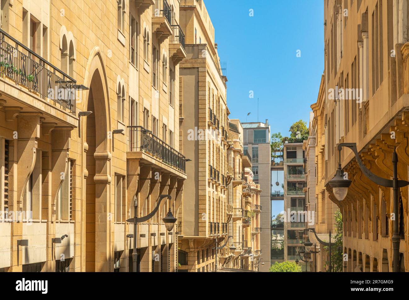 Old Beirut Central Downtown schmale Straßenarchitektur mit Gebäuden und Straßenlaternen auf beiden Seiten, Libanon Stockfoto