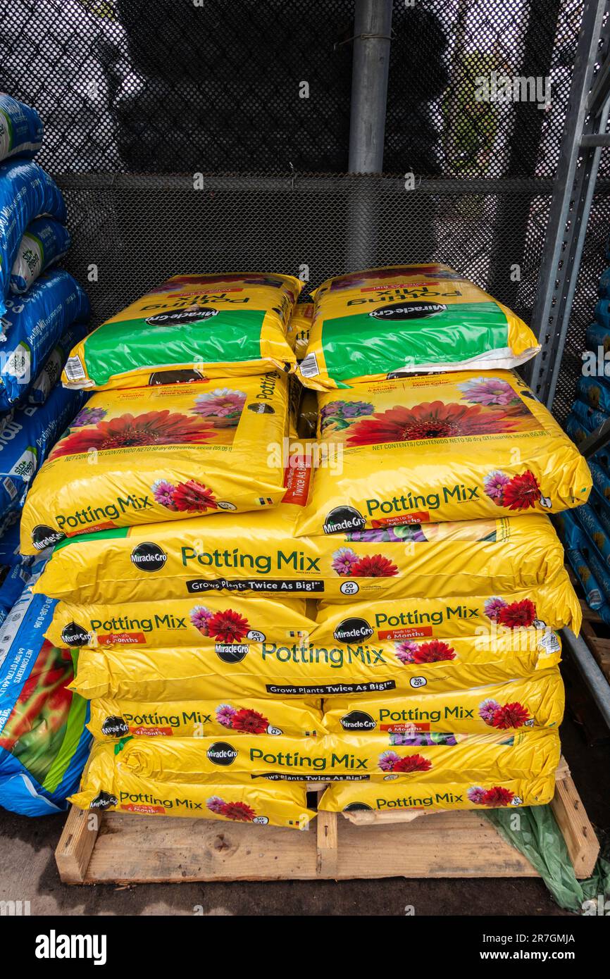 Gestapelte Beutel Miracle Gro Potting Mix mit Erde und Dnger zum Verkauf  in einem Gartencenter in Wichita, Kansas, USA Stockfotografie - Alamy