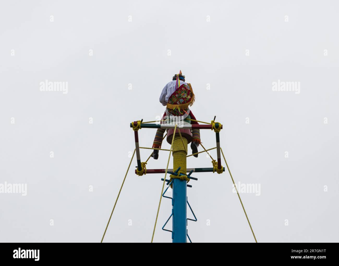 Farbenfrohe Flyer, die den traditionellen Tanz der Voladores de Papantla bewerben, der sich in der Kulturerbestätte Tajin in der Stadt Papant befindet Stockfoto