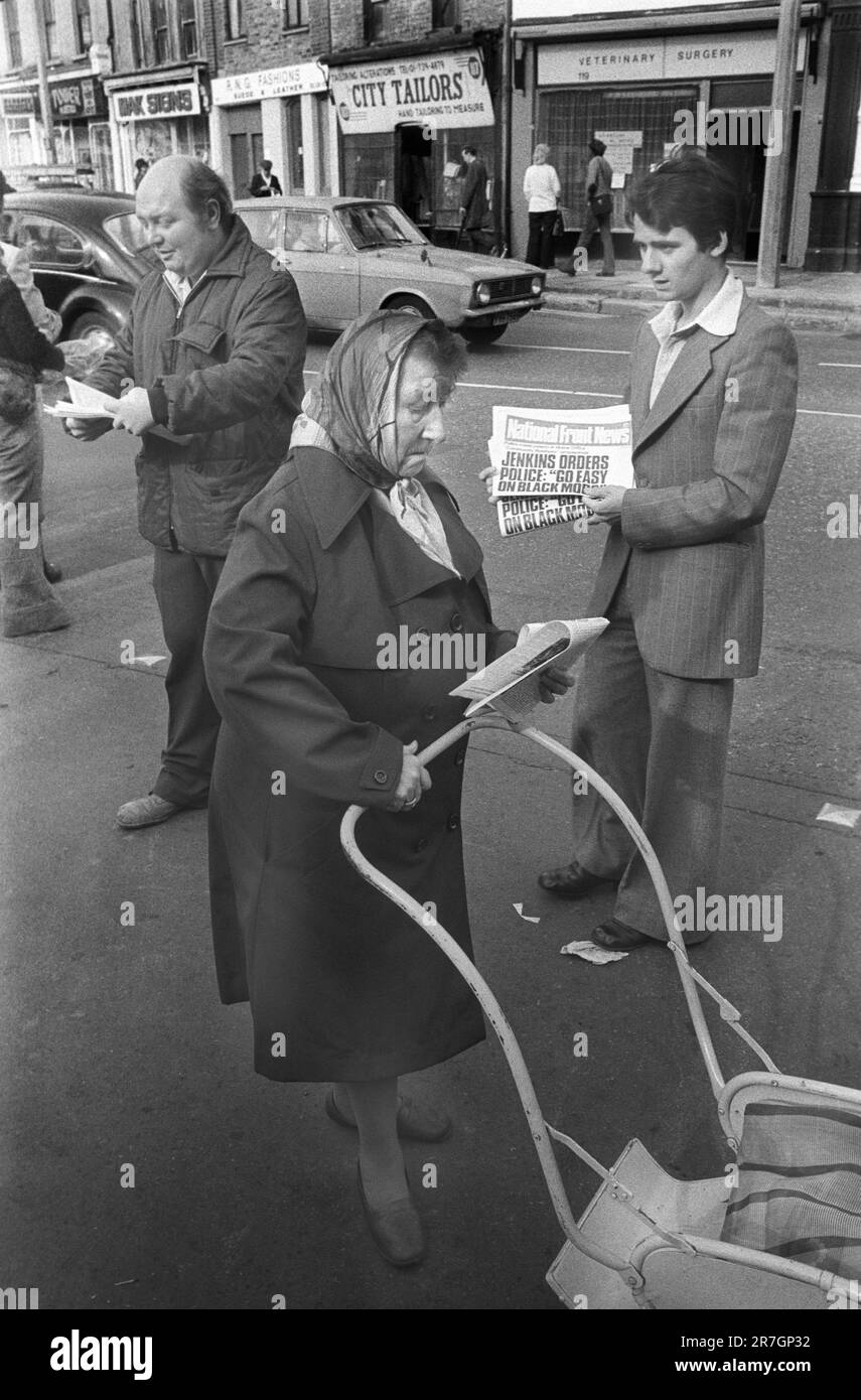 Die Anhänger der National Front verkaufen die National Front News jeden Sonntagmorgen an der Kreuzung von Brick Lane und Bethnal Green Road. London. Es gab eine regelmäßige Staffel, bei der Polizei und Mitglieder der Sozialistischen Arbeiterpartei ihre Wochenzeitung verkauften. Whitechapel, East London, England 1976 1970er Jahre, UK HOMER SYKES Stockfoto