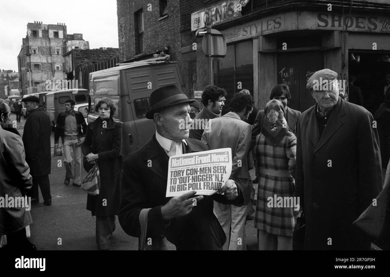 Ein älterer Mann, ein Unterstützer der National Front News an einem Sonntagmorgen am nördlichen Ende der Brick Lane, Kreuzung mit Bacon Street. Whitechapel, East London, England 1976. HOMER SYKES AUS DEN 1970ER JAHREN Stockfoto