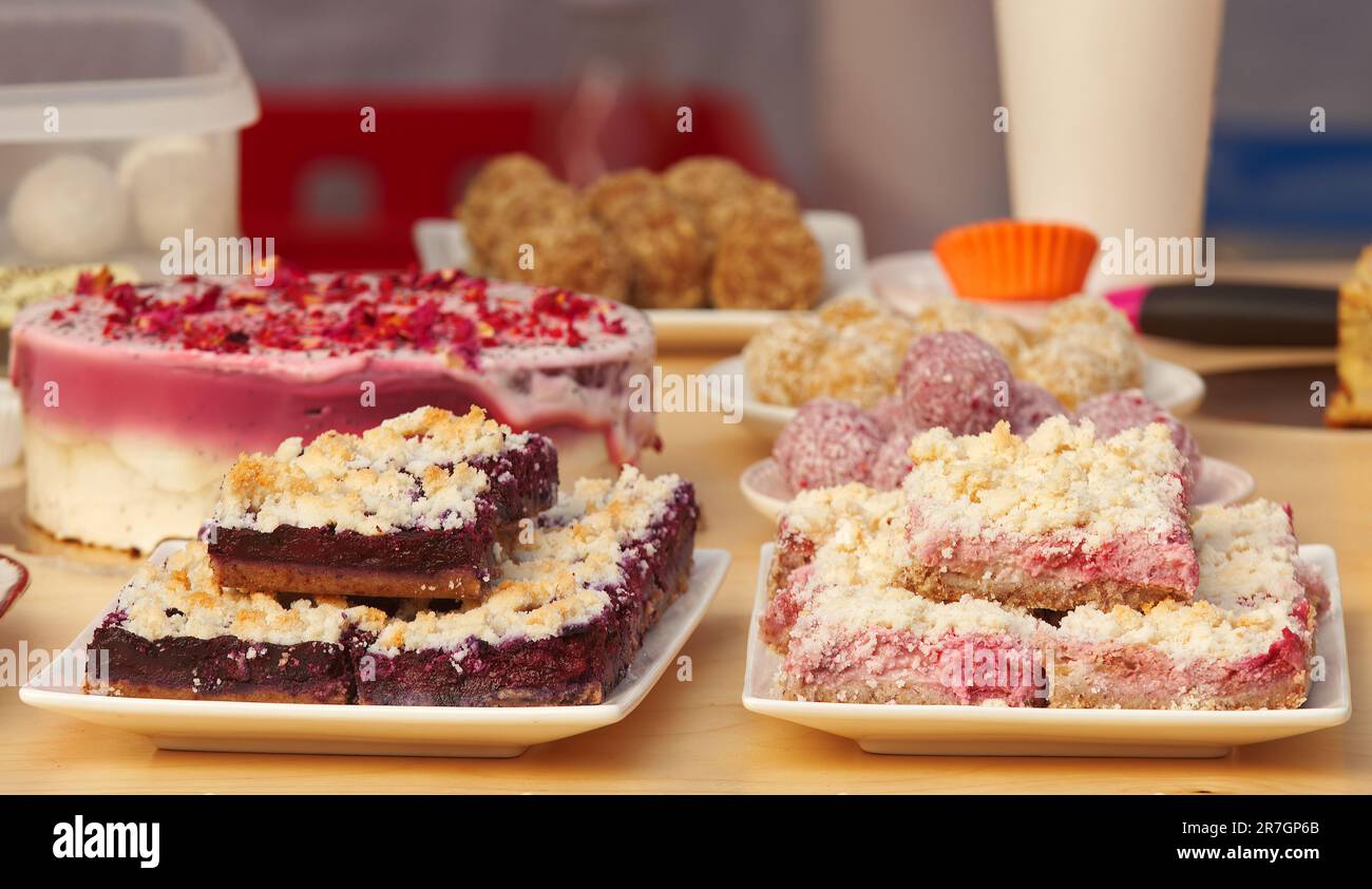 Obstkuchen, Torten, Brownies und andere leckere Desserts und Delikatessen sind am Süßwarenstand auf dem Prager Bauernmarkt erhältlich Stockfoto