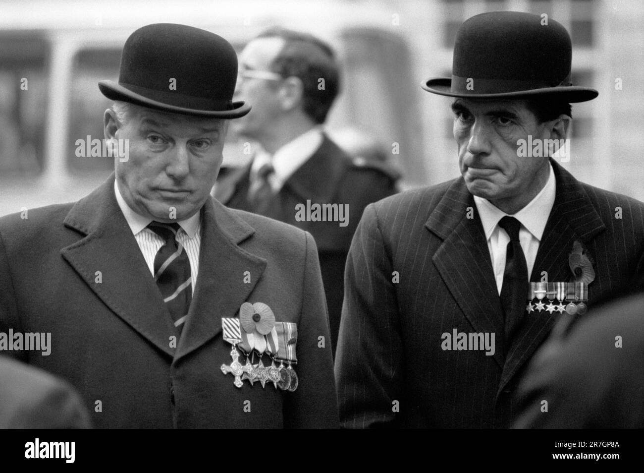Andrew Fountaine (rechts) und ein Kollege, der die Medaillen aus dem Zweiten Weltkrieg trägt. Front National eine rechtsextreme politische Partei marschiert am Remembrance Sunday durch das Zentrum von London zum Cenotaph war Memorial in Whitehall London, England, 14. November 1976. 1970S GB HOMER SYKES Stockfoto