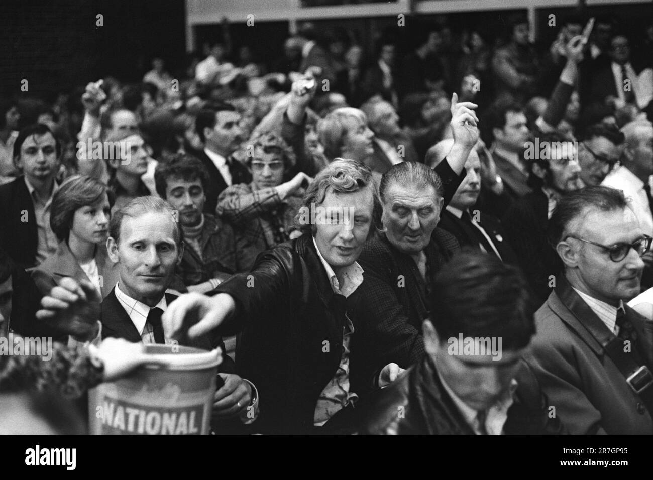 Rassismus der 1970er Jahre Großbritannien. Nach einem marsch durch den Vorort Walsall North in Birmingham während einer Nachwahl. John Tyndall, Martin Webster und Andrew Fountaine sprachen, um den lokalen Kandidaten Charles Parker zu unterstützen. NF-Mitglieder spenden für die Party-Sammlung. Walsall, Birmingham, England 1976. HOMER SYKES Stockfoto