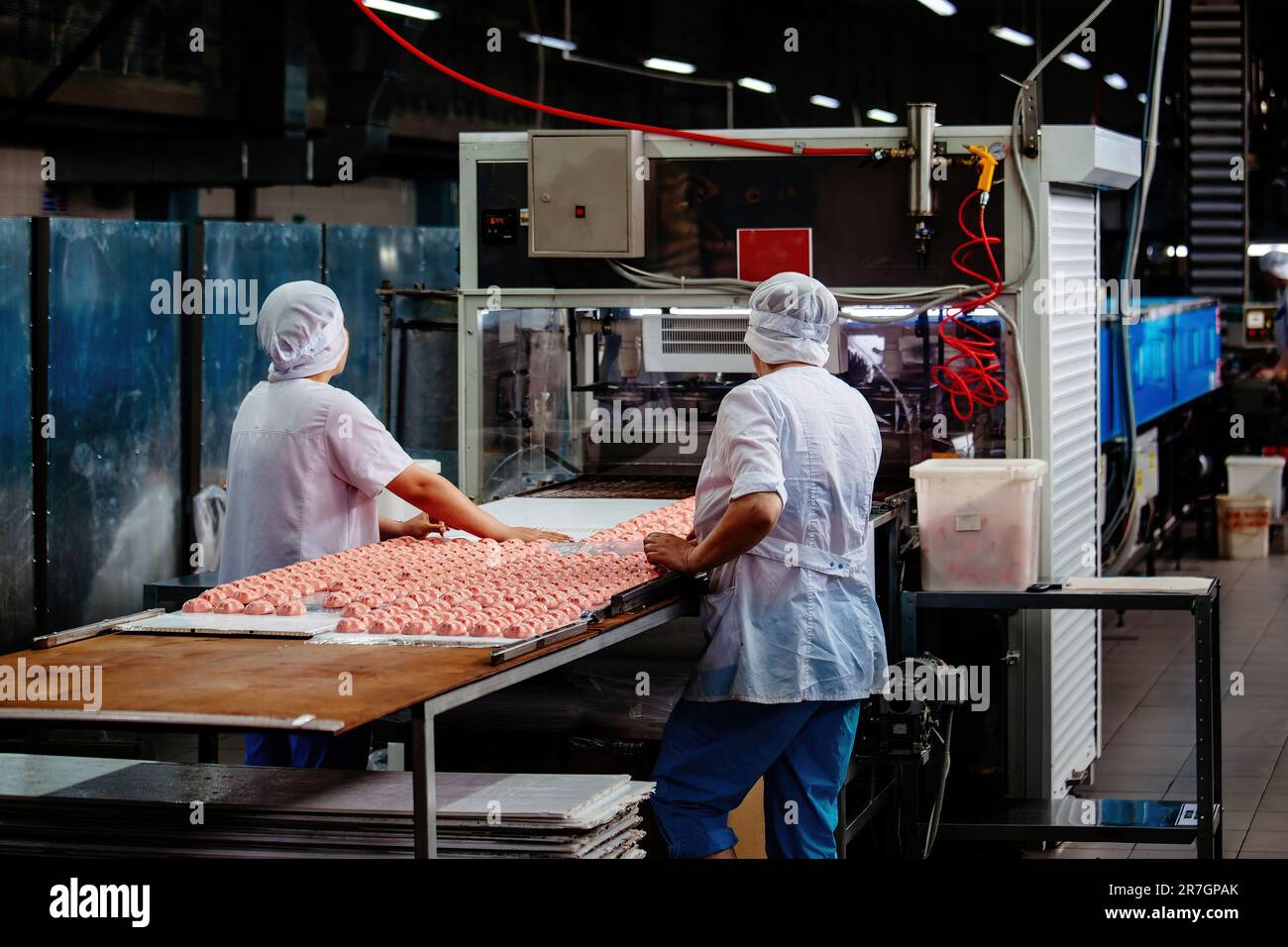 Die Konditorei arbeitet an der Marshmallow-Produktionslinie. Stockfoto