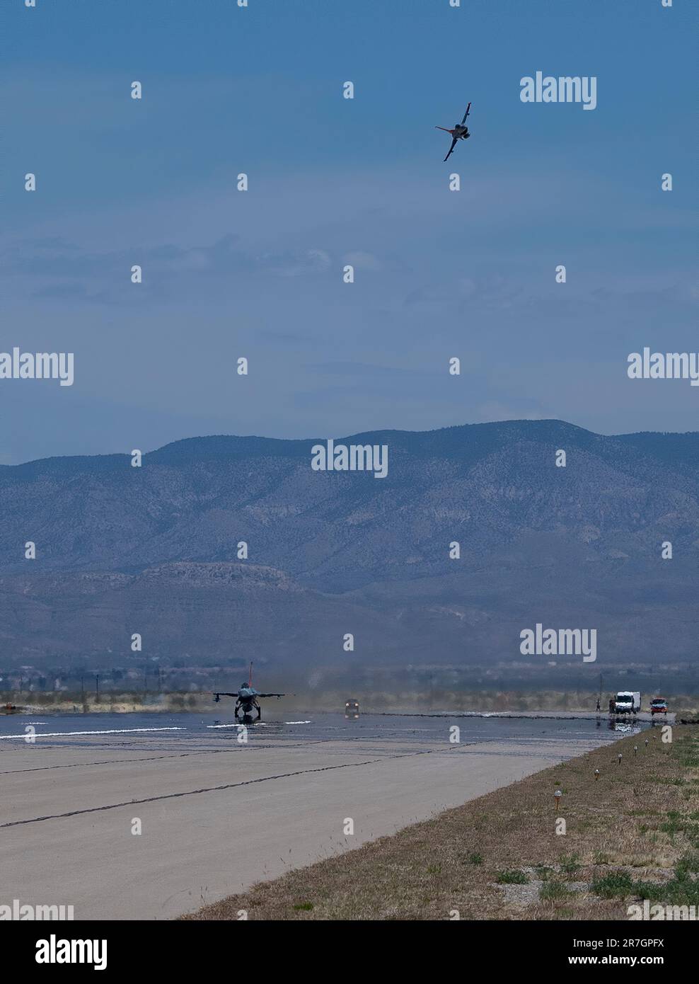 Ein QF-16 Full Scale Aerial Target manövriert als Nächstes einen QF-16, um seinen Start während einer Generalprobe für einen bevorstehenden Raketentest auf dem Luftwaffenstützpunkt Holloman, New Mexico, zu überwachen. (USA Air Force Foto von Tech. Sgt. Perry Aston) Stockfoto