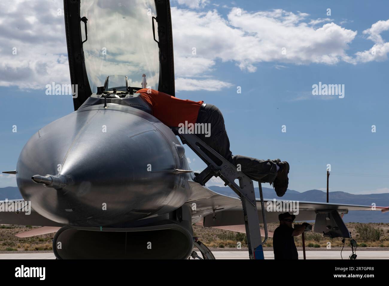 Zivile Betreuer bereiten QF-16s für einen Generalprobe-Flug auf dem Luftwaffenstützpunkt Holloman, New Mexico vor dem geplanten Abschuss eines QF-16 über dem White Sands Raketentestgeltplatz vor. (USA Air Force Foto von Tech. Sgt. Perry Aston) Stockfoto