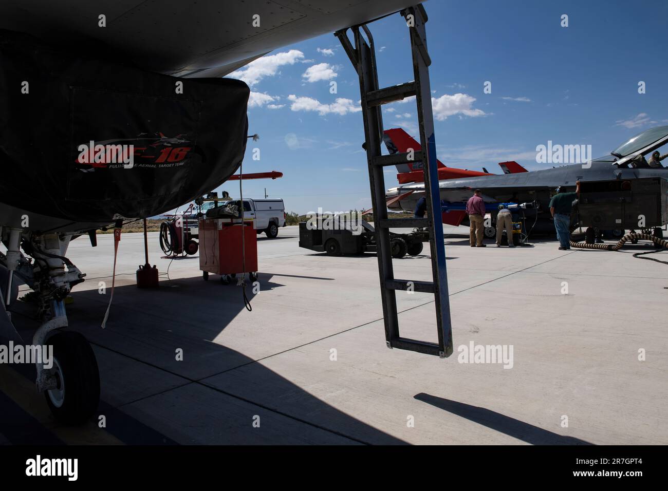 Zivile Betreuer bereiten QF-16s für einen Generalprobe-Flug auf dem Luftwaffenstützpunkt Holloman, New Mexico vor dem geplanten Abschuss eines QF-16 über dem White Sands Raketentestgeltplatz vor. (USA Air Force Foto von Tech. Sgt. Perry Aston) Stockfoto