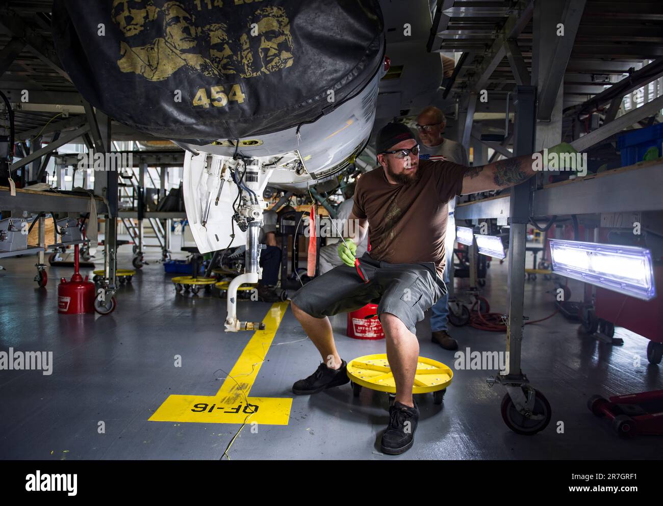 Wartungsmitarbeiter der 309. Aerospace Maintenance and Regeneration Group auf dem Luftwaffenstützpunkt Davis-Monthon, Ariz., renovieren einen F-16 Fighting Falcon, um fliegentauglich zu sein, bevor sie nach Cecil Field, Jacksonville, Florida fliegen. In ein unbemanntes QF-16-Zielobjekt umzuwandeln. (USA Air Force Foto von Tech. Sgt. Perry Aston) das QF-16 Full-Scale Aerial Target (FSAT) wurde von Boeing für die US Air Force (USAF) entwickelt. Es handelt sich um eine modifizierte Plattform des alternden F-16-Flugzeugs, das aus dem Dienst der USAF ausgestiegen ist. Die FSAT ermöglicht es den US-Kriegskämpfern, neu entwickelte Waffen und Taktiken zu bewerten. Stockfoto