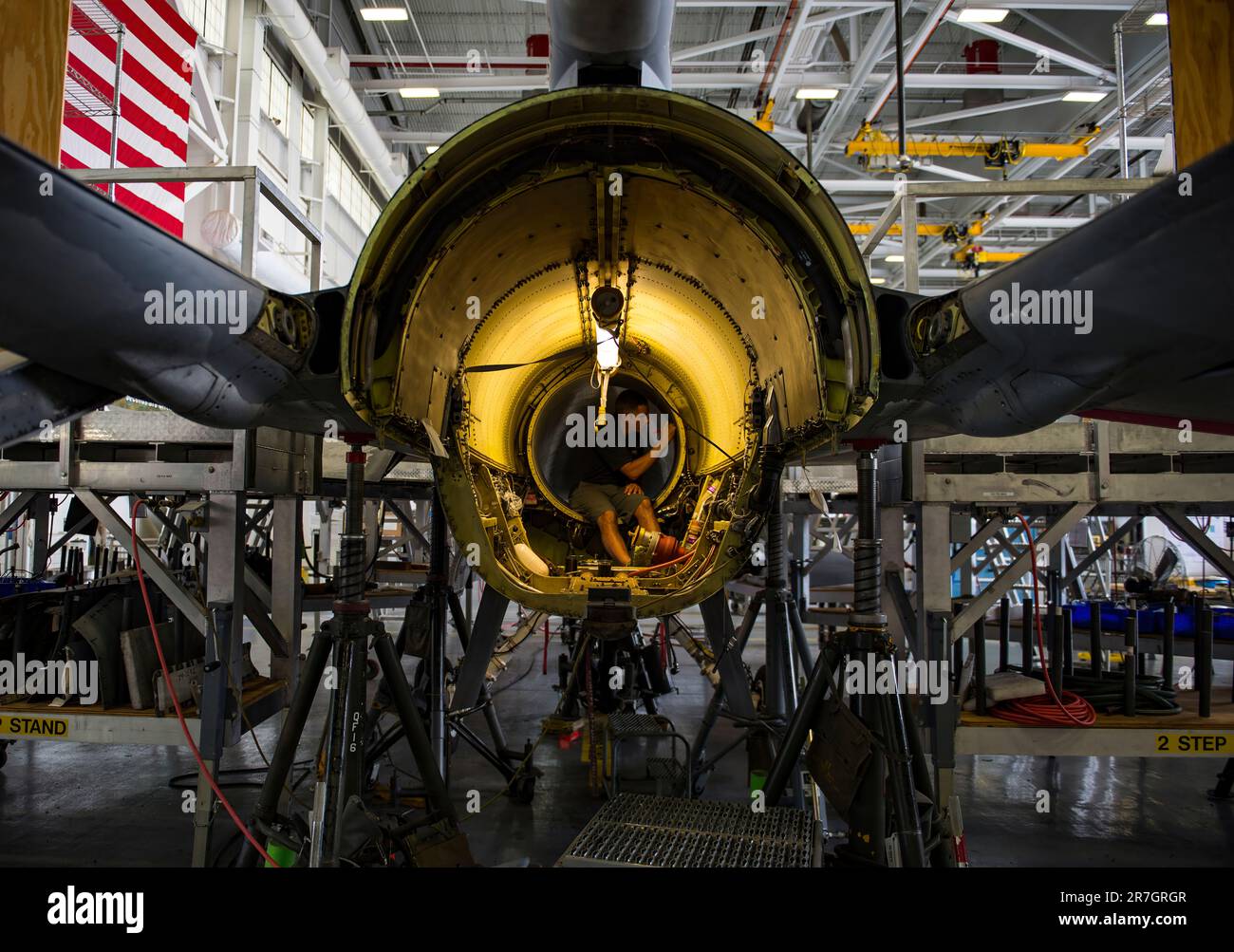 Wartungsmitarbeiter der 309. Aerospace Maintenance and Regeneration Group auf dem Luftwaffenstützpunkt Davis-Monthan, Ariz., renovieren einen F-16 Fighting Falcon, um fliegentauglich zu sein, bevor sie nach Cecil Field, Jacksonville, Florida fliegen. In ein unbemanntes QF-16-Zielobjekt umzuwandeln. (USA Air Force Foto von Tech. Sgt. Perry Aston) das QF-16 Full-Scale Aerial Target (FSAT) wurde von Boeing für die US Air Force (USAF) entwickelt. Es handelt sich um eine modifizierte Plattform des alternden F-16-Flugzeugs, das aus dem Dienst der USAF ausgestiegen ist. Die FSAT ermöglicht es den US-Kriegskämpfern, neu entwickelte Waffen und Taktiken zu bewerten. Stockfoto