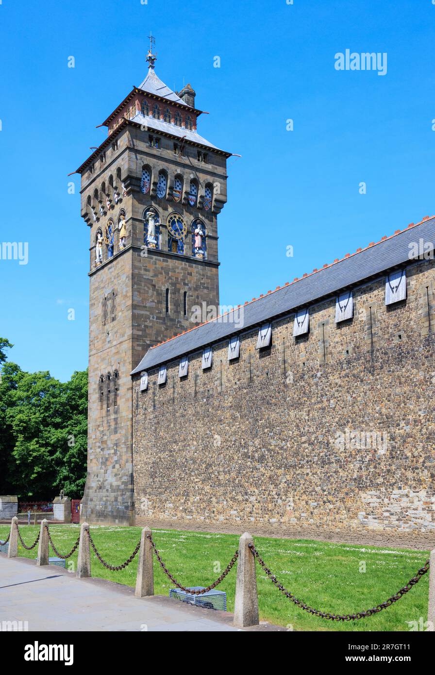 Der Uhrenturm von Cardiff Castle und die Südmauer, Wales, Großbritannien Stockfoto