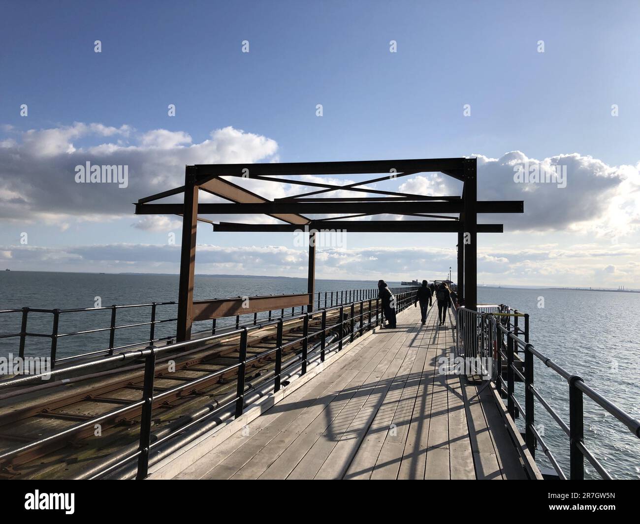 Spaziergang entlang des Southend-on-Sea Pier, Essex, Großbritannien - November 2019 Stockfoto