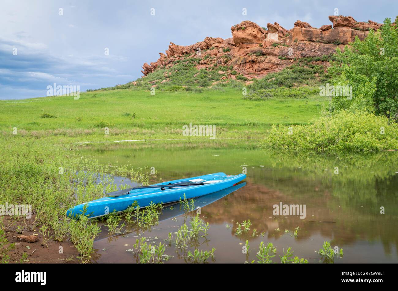 Im späten Frühling lädt das Horsetooth Reservoir am Colorado Foothiils zum Stehpaddeln ein Stockfoto