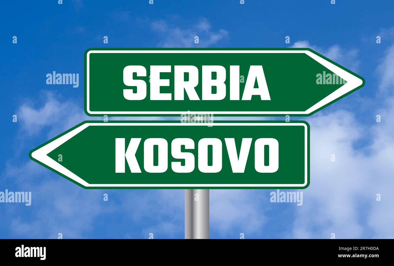 Straßenschild Serbien oder kosovo auf wolkenlosem Hintergrund Stockfoto