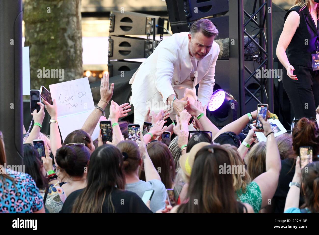 London, Großbritannien. 15. Juni 2023. Gary Barlow von Take begrüßt Fans auf der Weltpremiere der besten Tage im Odeon Cinema am Leicester Square in London. Kredit: Nils Jorgensen/Alamy Live News Stockfoto