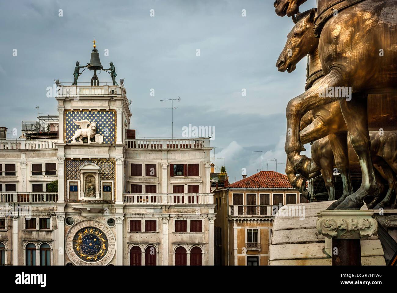 Bronzepferde an der Fassade des Markusdoms in Venedig Stockfoto