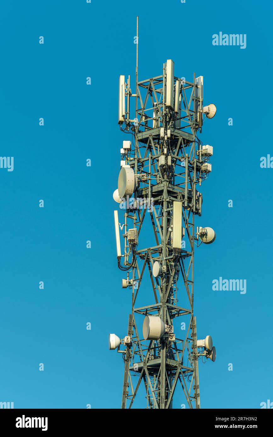 Türme für Fernseh- und Mobilfunkübertragungs- und Kommunikationssysteme. Abruzzen, Italien, Europa Stockfoto