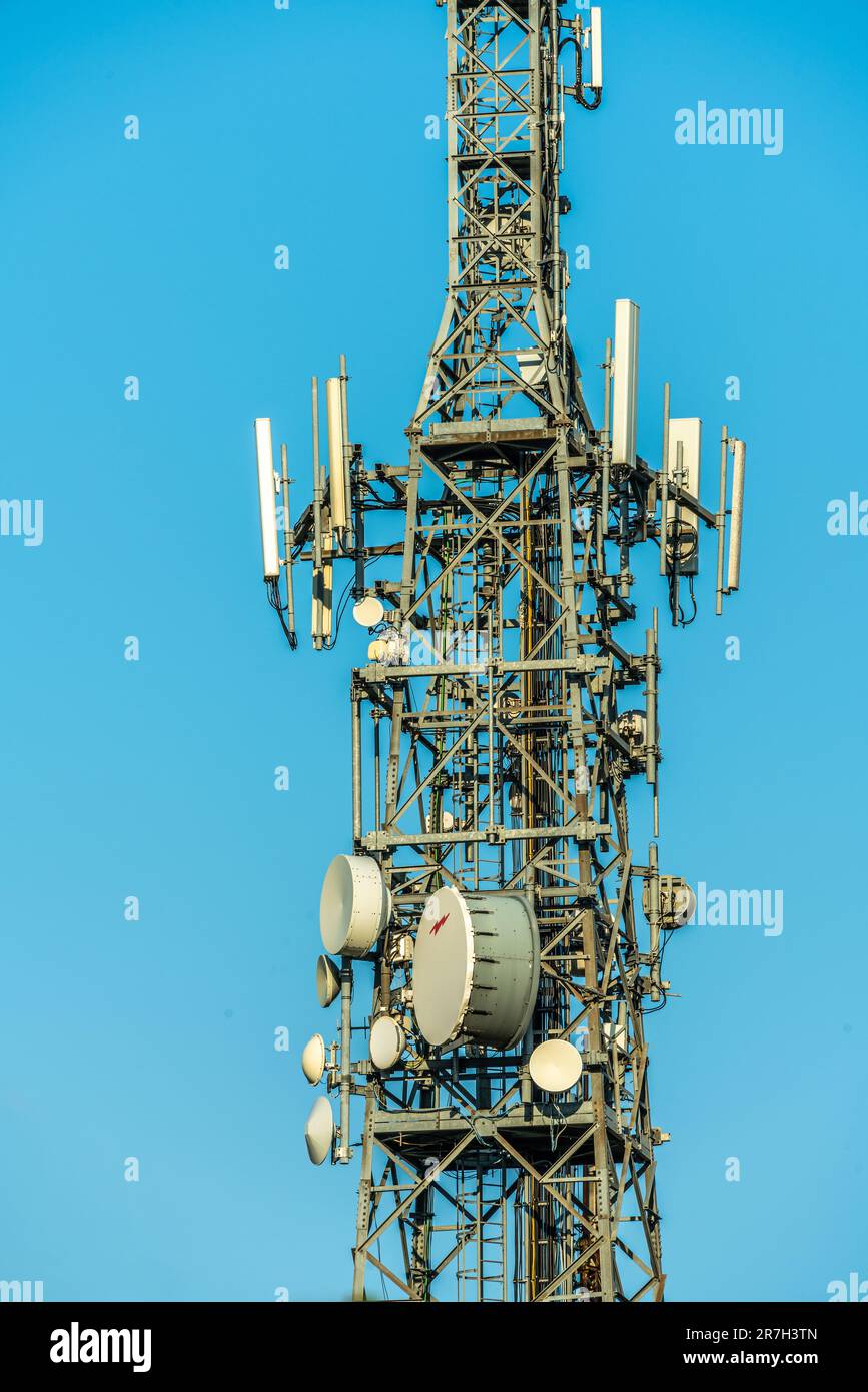 Türme für Fernseh- und Mobilfunkübertragungs- und Kommunikationssysteme. Abruzzen, Italien, Europa Stockfoto
