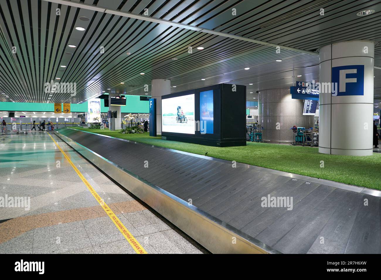 KUALA LUMPUR, MALAYSIA - CA. MÄRZ 2023: Gepäckausgabe im Kuala Lumpur International Airport. Stockfoto