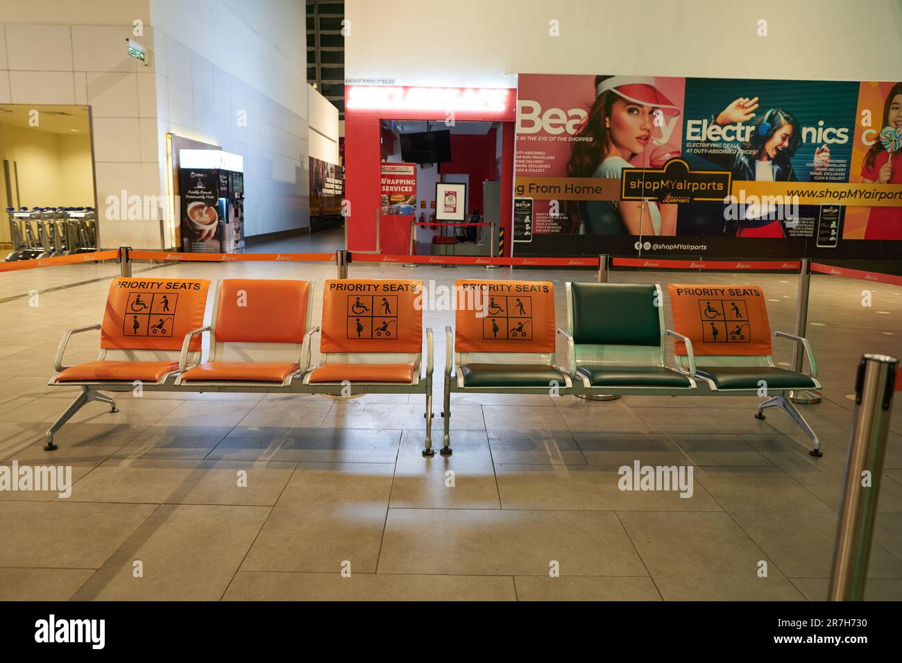 KUALA LUMPUR, MALAYSIA - CA. MÄRZ 2023: Bevorzugte Sitzplätze am Kuala Lumpur International Airport. Stockfoto