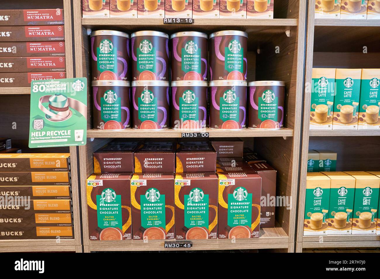 KUALA LUMPUR, MALAYSIA - CIRCA MÄRZ 2023: Ausgestellte Waren im Starbucks Coffee im Pop-up-Geschäft zu Hause im Einkaufszentrum in Kuala Lumpur Stockfoto