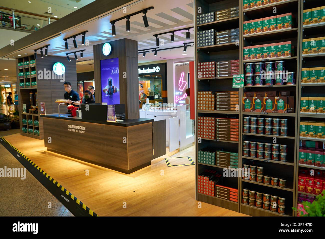 KUALA LUMPUR, MALAYSIA - CIRCA MÄRZ 2023: Ausgestellte Waren im Starbucks Coffee im Pop-up-Geschäft zu Hause im Einkaufszentrum in Kuala Lumpur Stockfoto