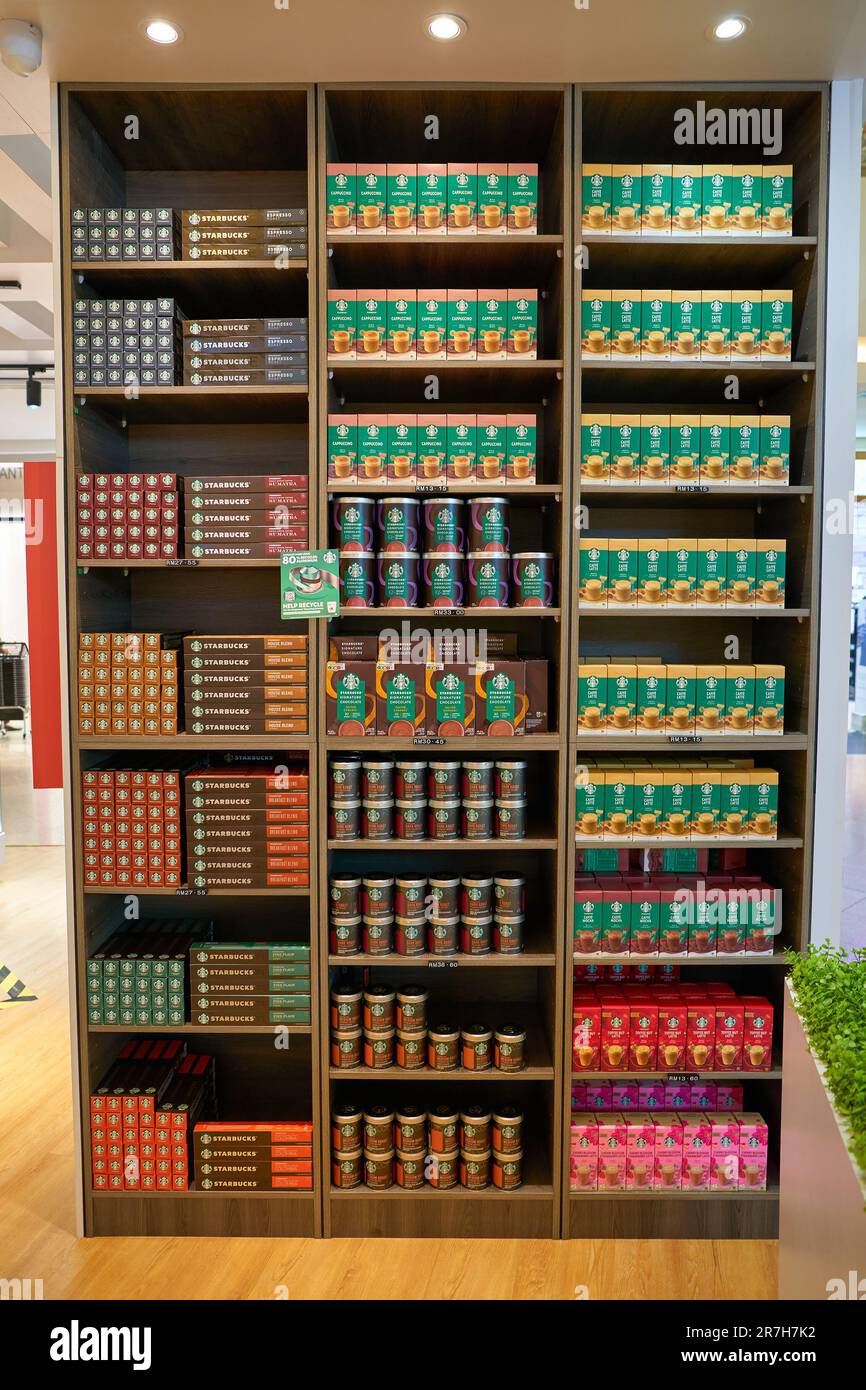 KUALA LUMPUR, MALAYSIA - CIRCA MÄRZ 2023: Ausgestellte Waren im Starbucks Coffee im Pop-up-Geschäft zu Hause im Einkaufszentrum in Kuala Lumpur Stockfoto