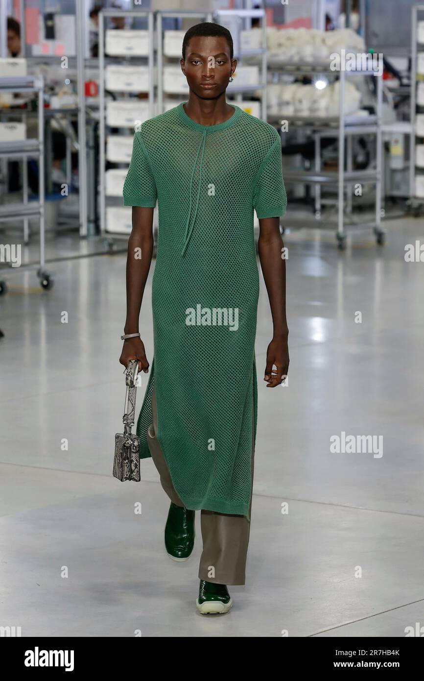 Florenz, Italien. 16. Juni 2023. FENDI Men‚Äôs Spring Summer 2024 Runway  anlässlich der Pitti Uomo Fashion Week am 2023. Juni - FENDI Factory -  Florenz; Italien 15/06/2023 Gutschein: dpa/Alamy Live News Stockfotografie  - Alamy