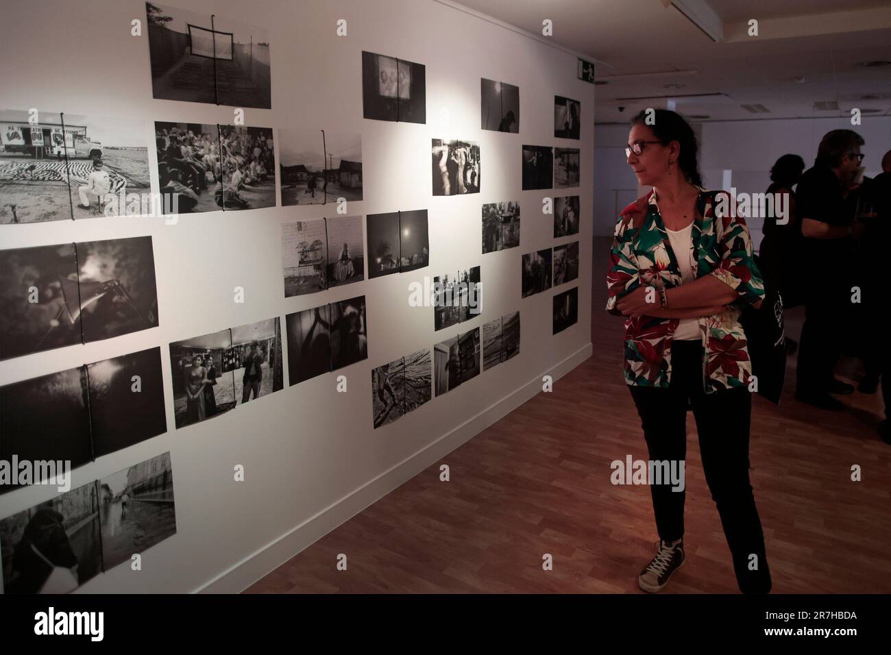 Madrid, Spanien; 15.04.2023.- die Ausstellung "Andar para existir" (Walk to exist) des mexikanischen Fotografen Lorenzo Armendáriz wird am Kulturinstitut von Mexiko in Spanien eröffnet. „Andar para existir“ zeigt Schwarz-Weiß-Fotos, die Lorenzo Armendáriz über 25 Jahre in Lateinamerika und Europa gemacht hat. Der Fotograf auf der Suche nach seinen Ursprüngen im Herzen der Zigeunergemeinden. Dr. Neyra Patricia Alvarado gibt die Konferenz "Ludar, eine Roma-Gemeinschaft in Mexiko: Transatlantische Mobilität" Foto: Juan Carlos Rojas Stockfoto