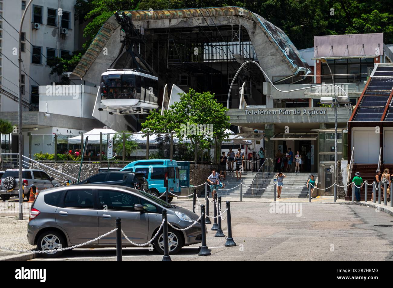 Der Eingang des Zuckerhut-Seilbahnhofs befindet sich in der Nähe des Urca-Hügels und des General Tiburcio-Platzes im Stadtteil Urca unter einem sonnigen Sommertag. Stockfoto