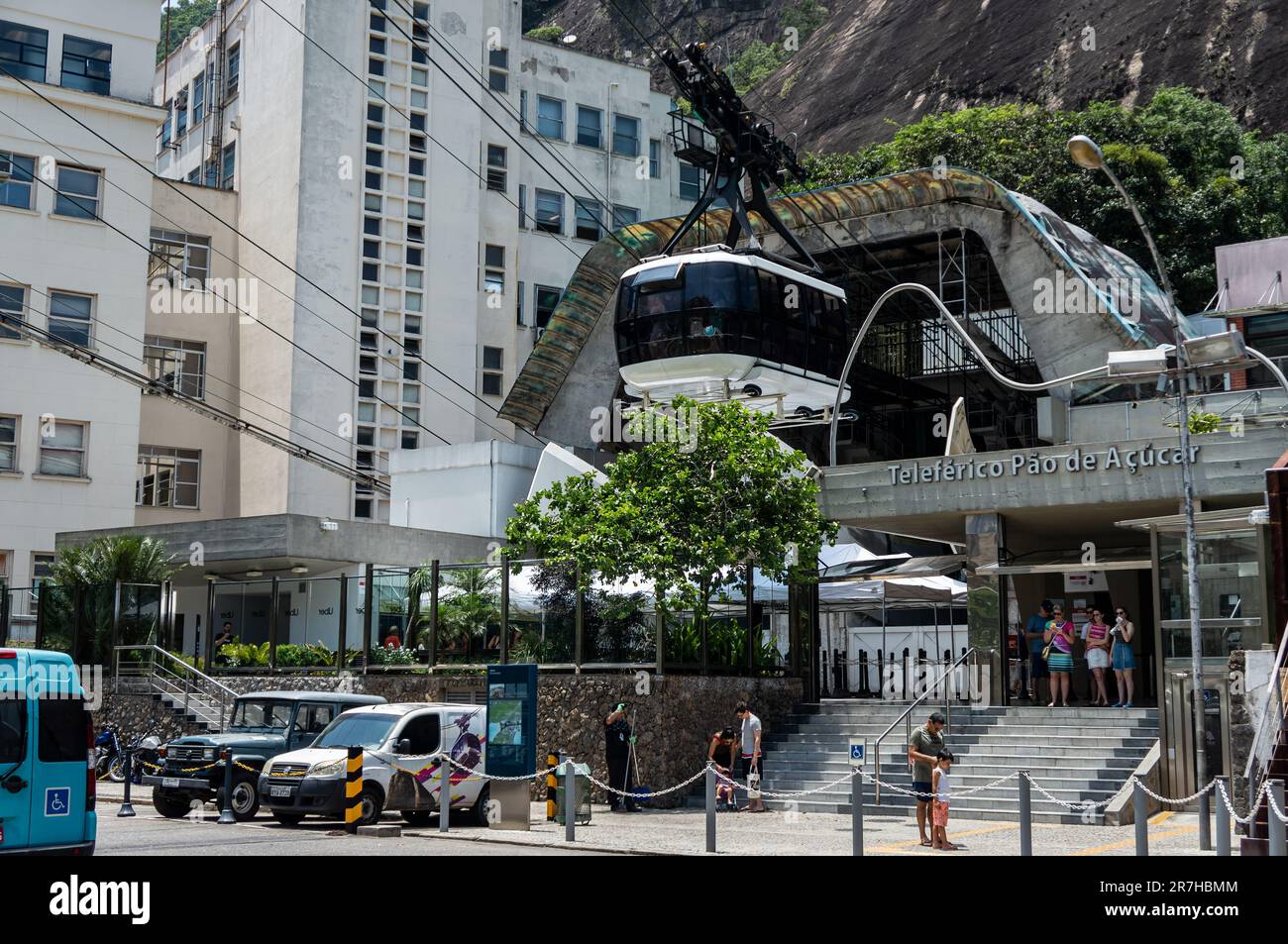 Der Eingang des Zuckerhut-Seilbahnhofs befindet sich in der Nähe des Urca-Hügels und des General Tiburcio-Platzes im Stadtteil Urca unter einem sonnigen Sommertag. Stockfoto