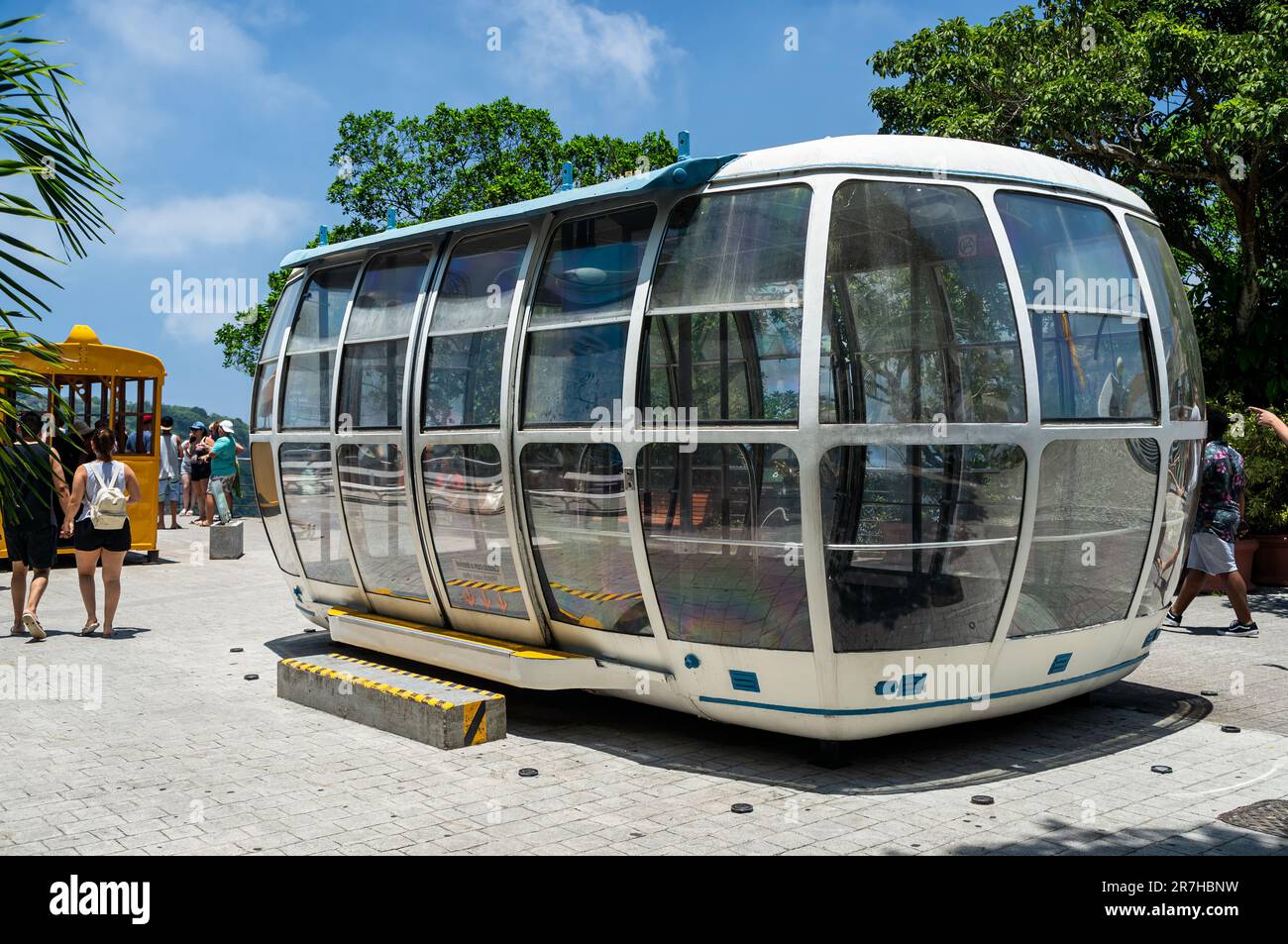 Das pensionierte, blasenförmige zweite Modell der Zuckerhut-Seilbahn-Hütte, ausgestellt auf dem Gipfel des Urca-Hügels unter dem sonnigen, wolkigen blauen Himmel am Sommernachmittag Stockfoto