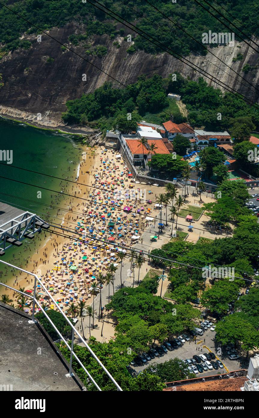 Luftaufnahme der überfüllten Praia Vermelha Strandküste am General Tiburcio Platz, gesehen von der Aussichtsplattform des Urca Hügels an einem sonnigen Sommertag. Stockfoto