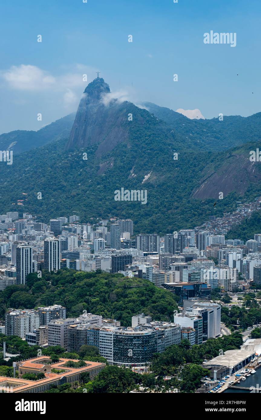 Luftaufnahme des Viertels Botafogo mit dem Corcovado-Berg auf der Rückseite, wie von der Aussichtsplattform des Urca-Hügels unter dem wolkigen Himmel am Sommernachmittag gesehen. Stockfoto