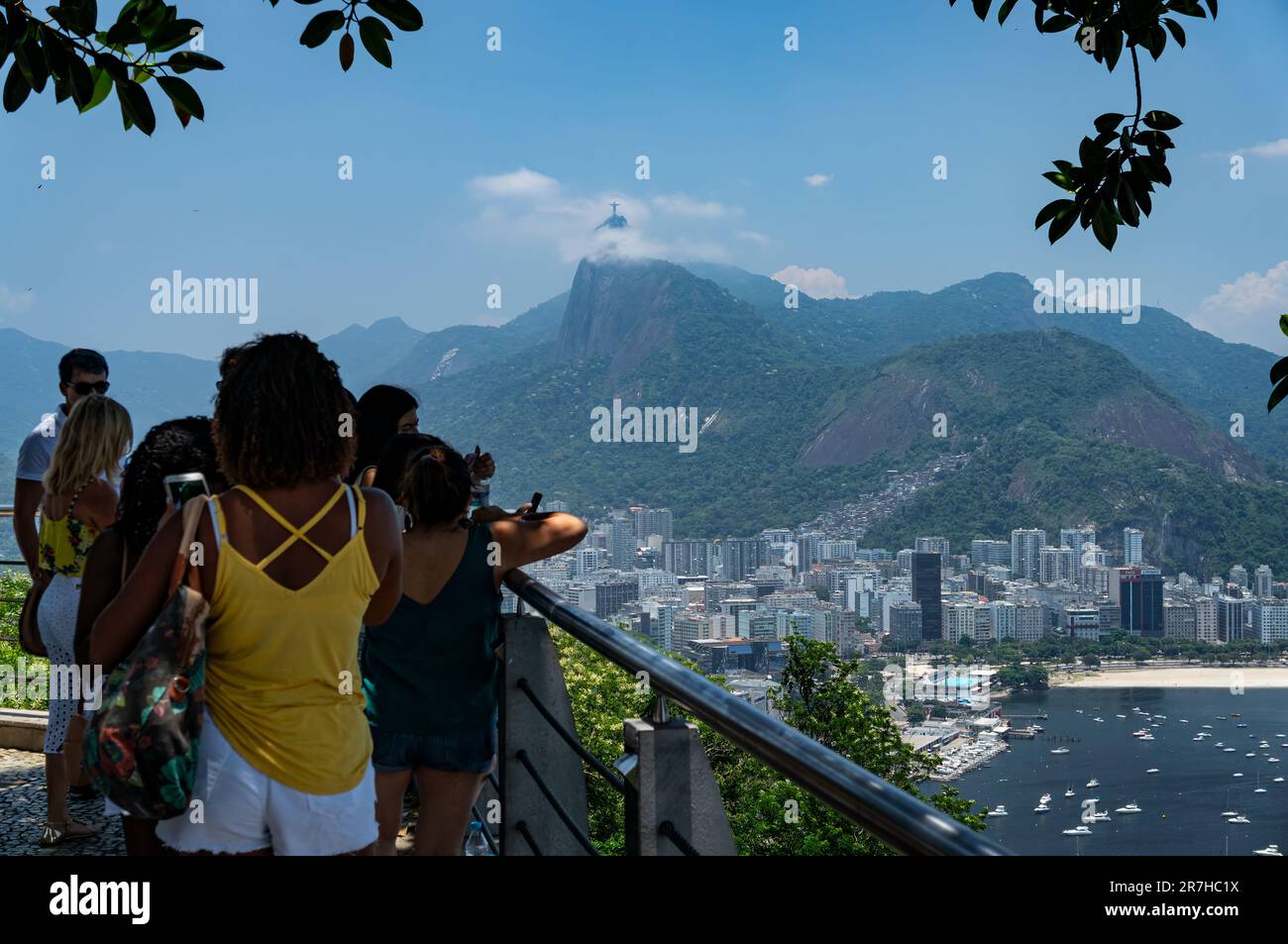 RIO DE JANEIRO - BRASILIEN - 16. DEZEMBER 2018: Teilblick auf den Botafogo-Bezirk und die Gewässer der Guanabara-Bucht mit großen Bergen des Tijuca-Nationalparks auf der Rückseite. Stockfoto