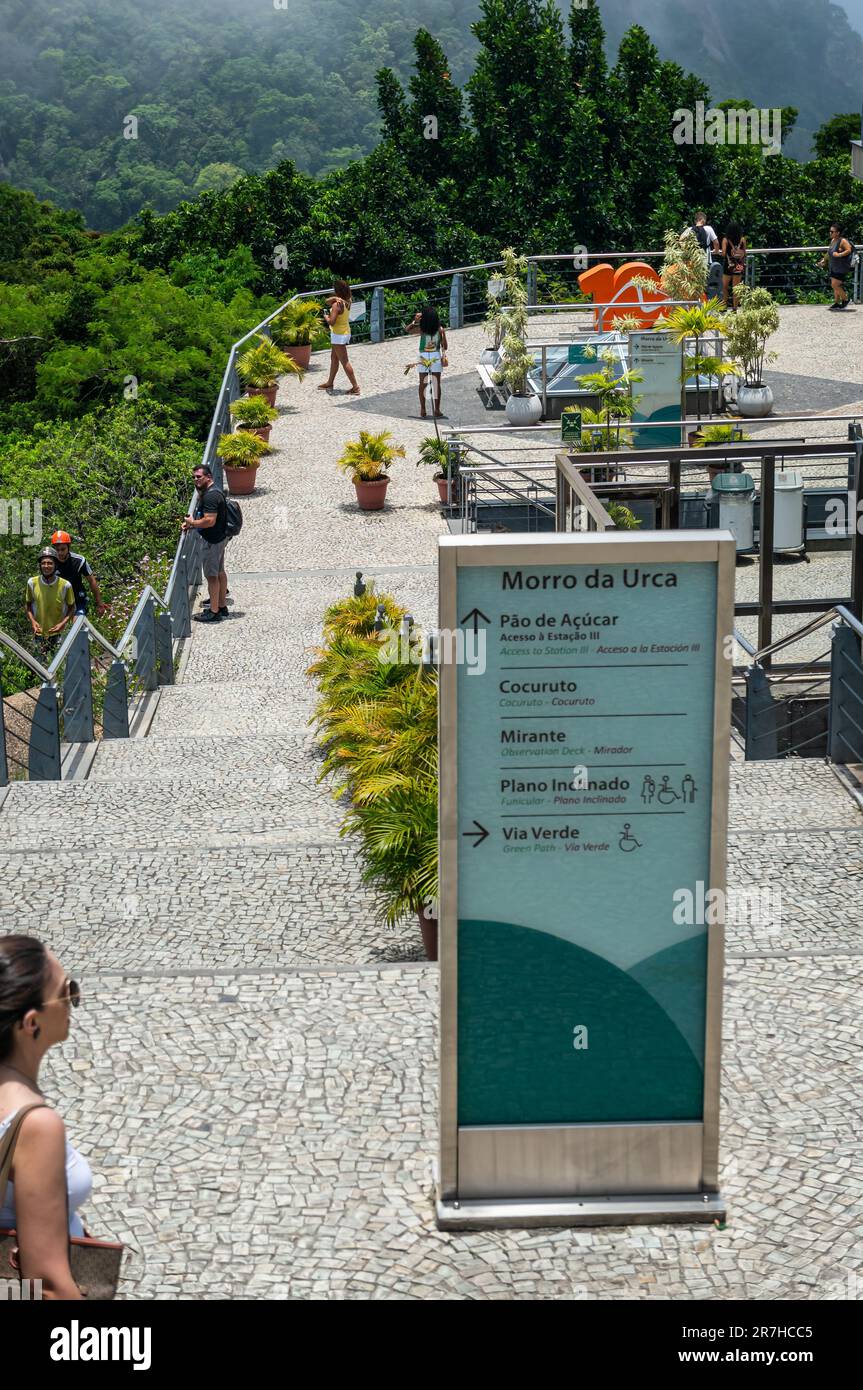 Der Außenbereich an der Ostseite des Hügelgipfels von Urca im Stadtteil Urca, umgeben von dichten grünen Vegetationswäldern an einem sonnigen Tag am Sommernachmittag. Stockfoto