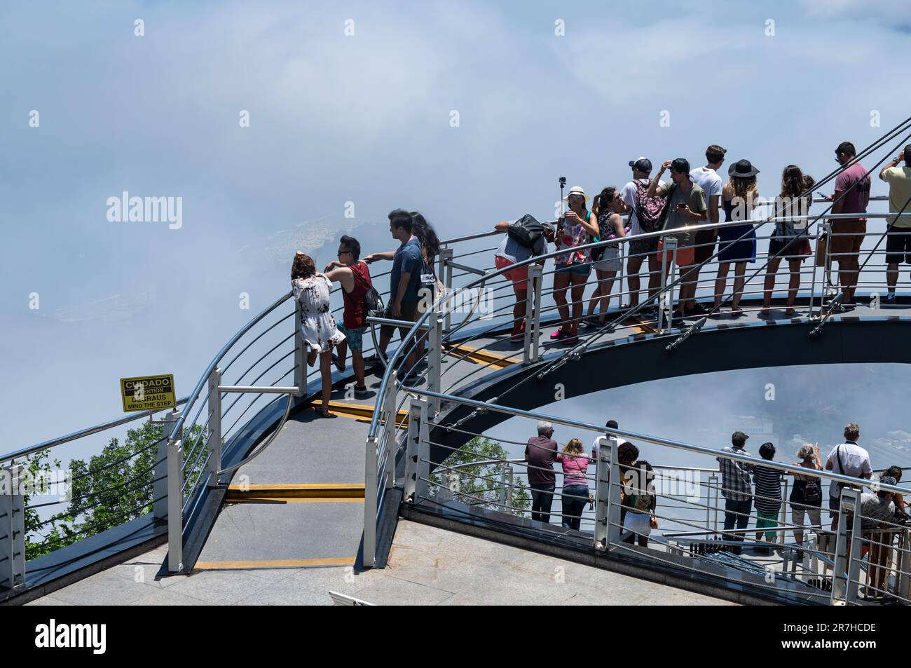 Touristen, die auf der Brücke der Aussichtsplattform stehen und den Blick auf den Gipfel des Zuckerhuts im Stadtteil Urca an sonnigen Sommertagen genießen. Stockfoto