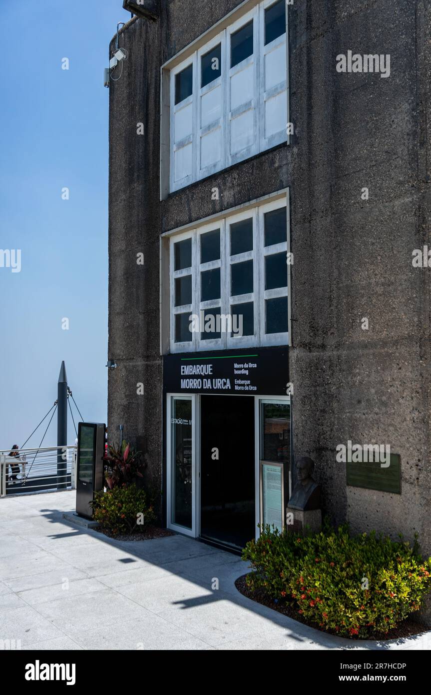 Näherer Blick auf das Gebäude der Zuckerhut-Seilbahn am Gipfel des Zuckerhuts im Stadtteil Urca unter dem sonnigen, klaren blauen Himmel Stockfoto