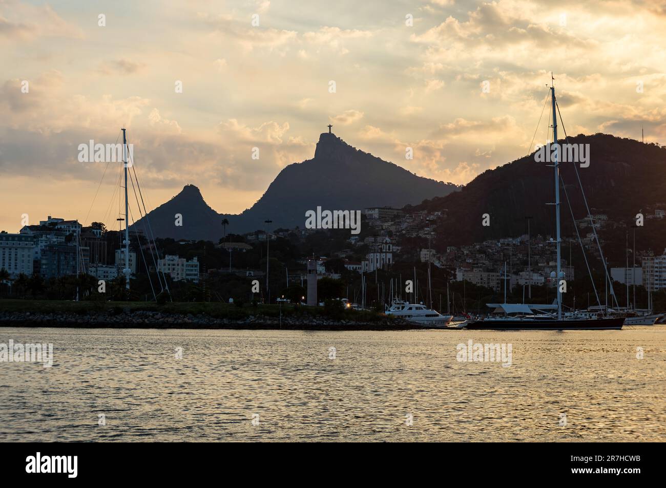 Am späten Nachmittag sehen Sie die Almirante Silvio de Noronha Avenue, den nahe gelegenen Flughafen Santos Dumont, die Küste des Gloria-Viertels und die Yachthafenboote. Stockfoto