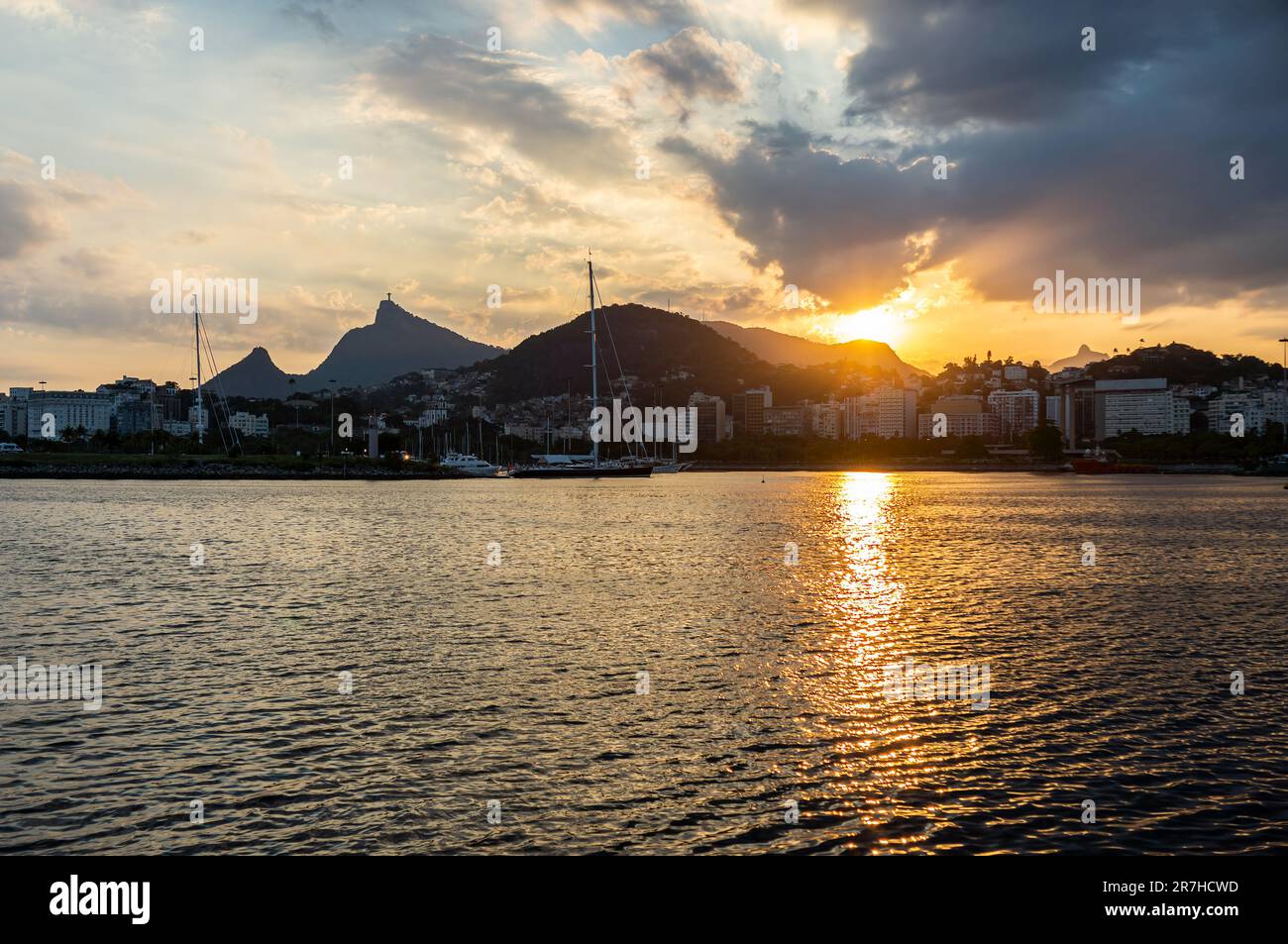 Breiter Blick auf den Sonnenuntergang, wie Sie ihn von der Almirante Silvio de Noronha Avenue, in der Nähe des Flughafens Santos Dumont der Küste des Gloria Bezirks im Sommer am späten Nachmittag sehen. Stockfoto