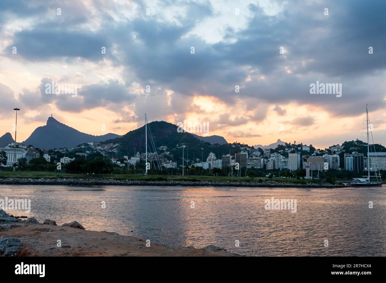 Blick auf die Küstengebäude des Viertels Gloria vom Rock Pier (Pier de Pedra) aus, nahe gelegener Flughafen Santos Dumont im Sommer am späten Nachmittag bei Sonnenuntergang. Stockfoto