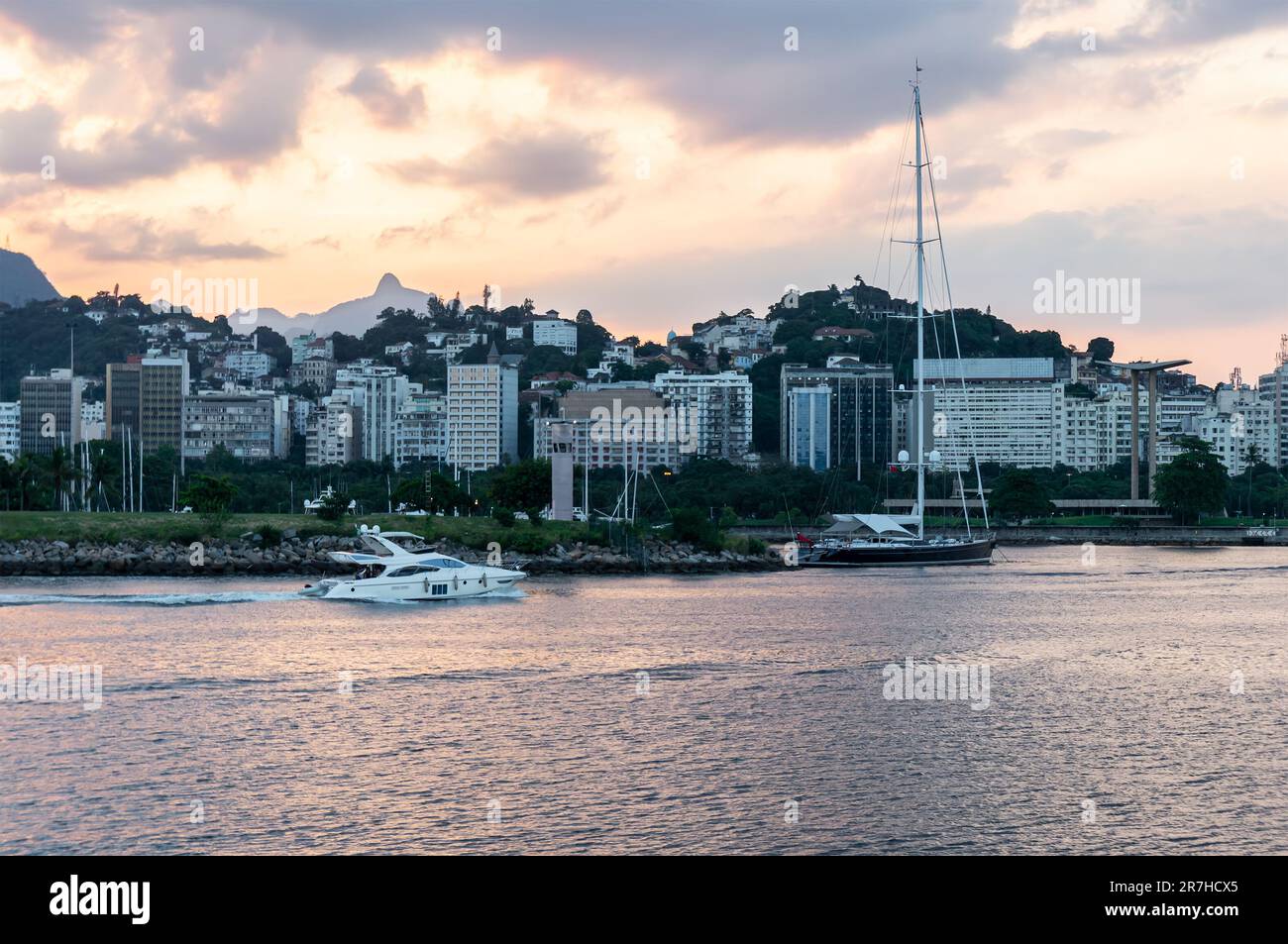 Am späten Nachmittag sehen Sie die Gebäude an der Küste des Gloria-Viertels, die Sie vom Rock Pier (Pier de Pedra) in der Nähe des Flughafens Santos Dumont unter dem Nachmittagshimmel sehen können. Stockfoto