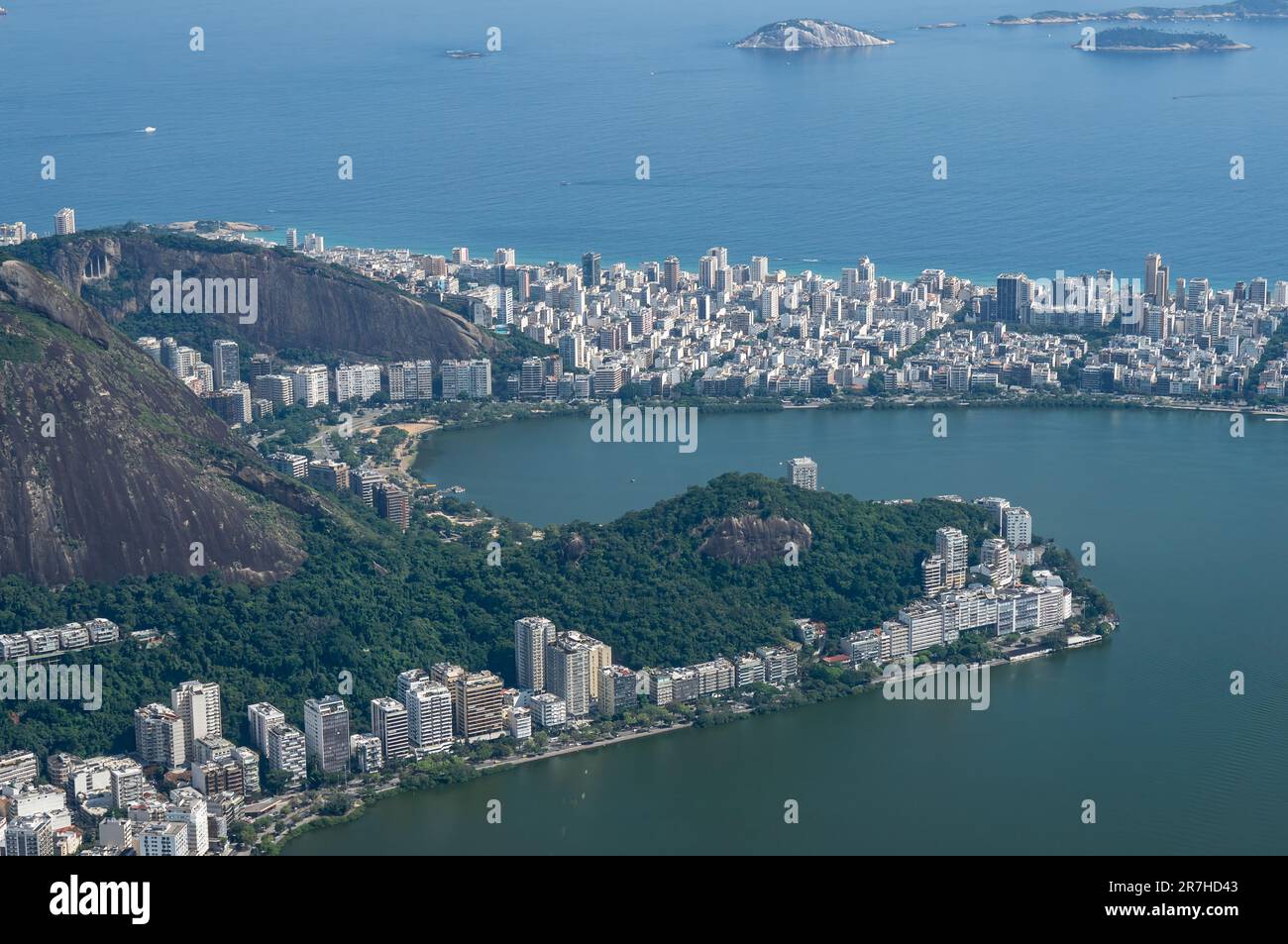 Teilweiser und näherer Blick auf die Viertel Lagoa und Ipanema mit dem Morro dos Cabritos-Hügel dazwischen, wie vom Corcovado-Berg bei sonnigen Sommertagen gesehen. Stockfoto