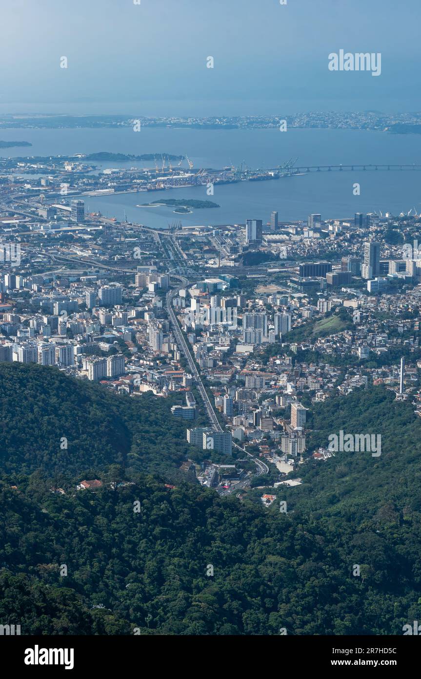 Vom Gipfel des Corcovado-Gebirges blickten Sie aus der Vogelperspektive auf den dichten Rio Comprido, Tijuca, Cidade Nova und andere umliegende Bezirke der nördlichen Zone der Stadt. Stockfoto