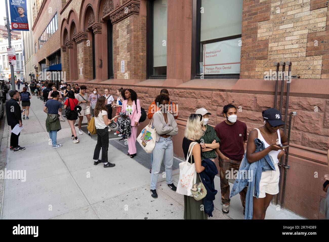 Brooklyn, New York, USA. 15. Juni 2023. Die Schlangen gehen um den Block, und Mitglieder der Öffentlichkeit warten darauf, in die Anhörung des New Yorker Rent Guidelines Boards in St. Francis College für Mieterhöhungen. Stockfoto